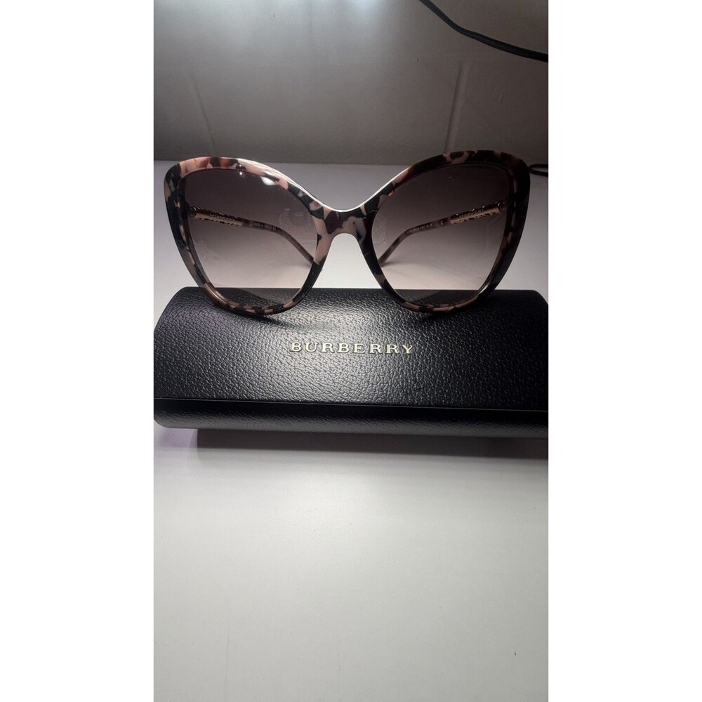 The Burberry BE4238 Sunglasses Are A Women's Fashion Accessory 100 Authentic